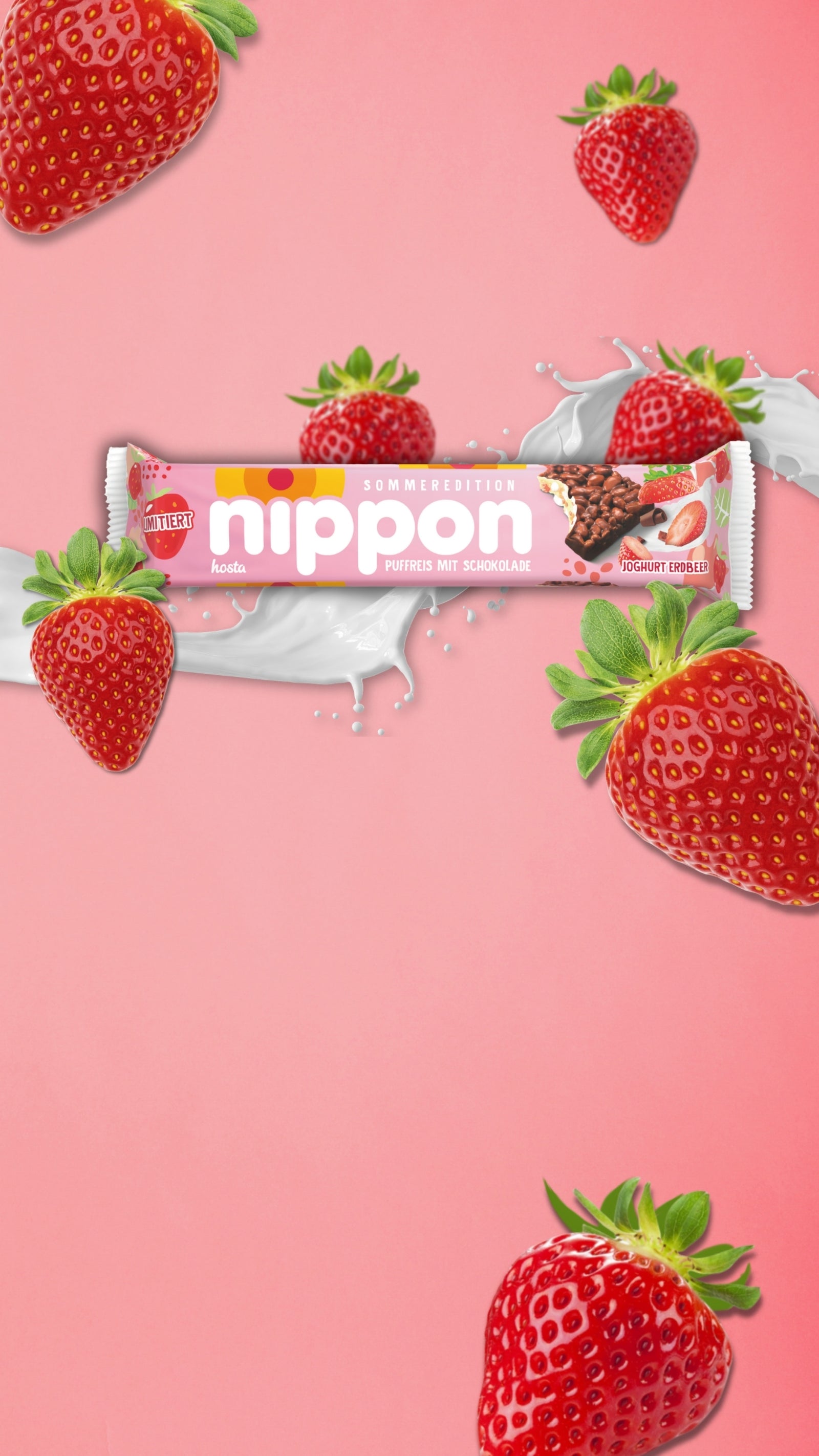 Produktbild von nippon Joghurt Erdbeer mit Erdbeeren und Milchspritzer auf rosa Hintergrund